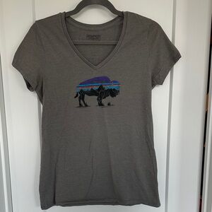 Patagonia Gray V-Neck T-Shirt with Buffalo Graphic
